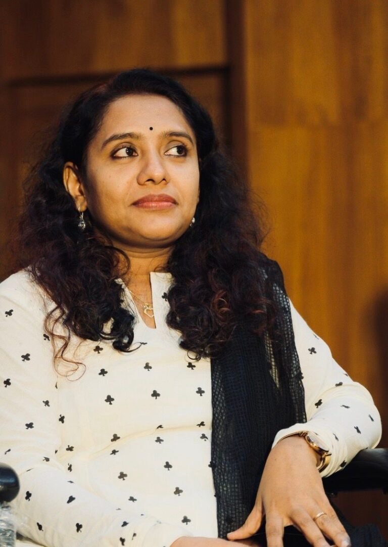 ദ്രാവിഡ ഭാഷാ പുരസ്കാരം ഡോ. ആര്യഗോപിക്ക്