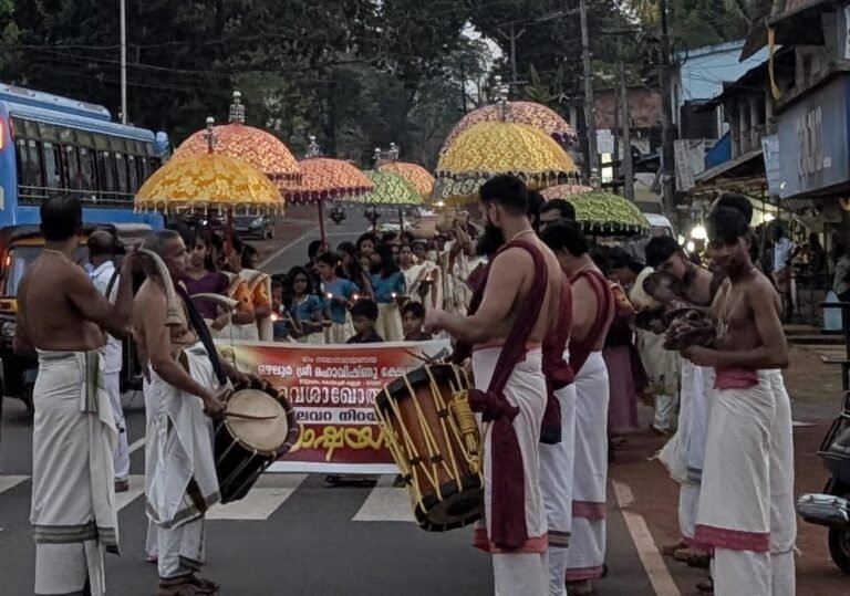 കൊളച്ചേരി ഊട്ടുപുറം ഒഴലൂർ ശ്രീ മഹാവിഷ്ണു ക്ഷേത്രം വൈശാഖോത്സവത്തിന് ഭക്തിനിർഭരമായ തുടക്കം