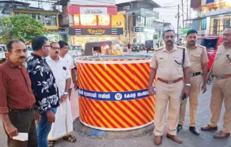 തലശ്ശേരി സംഗമം ജങ്ഷനിൽ വാഹനാപകടങ്ങൾക്ക് പരിഹാരം; തകർന്ന വിളക്കുതറയിൽ റിഫ്‌ളക്ടർ സ്ഥാപിച്ചു