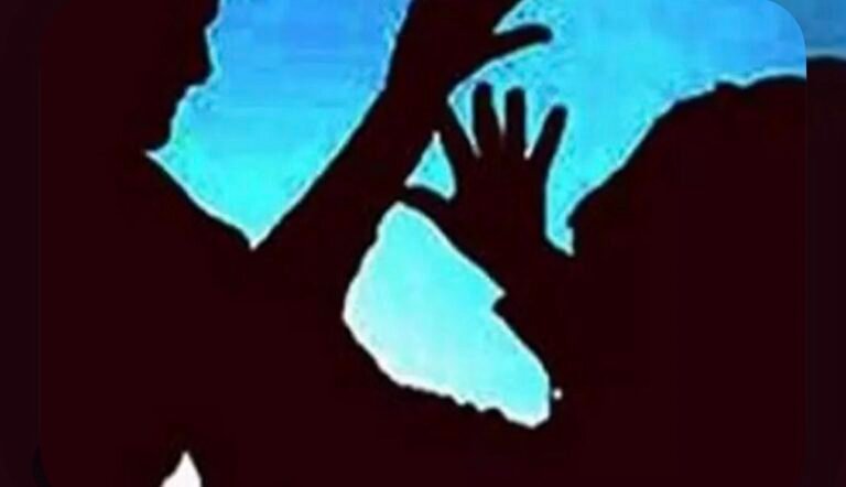 കാറിന് സൈഡ് കൊടുക്കാത്തവിരോധത്തിൽ അക്രമം പത്ത് പേർക്കെതിരെ കേസ്
