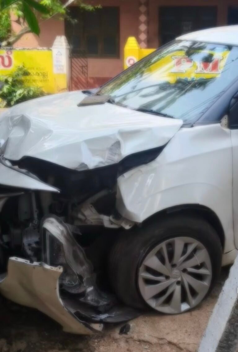 അഞ്ചരക്കണ്ടിയിൽ കാർ നിയന്ത്രണംവിട്ട് വൈദ്യുതി പോസ്റ്റിലിടിച്ചു