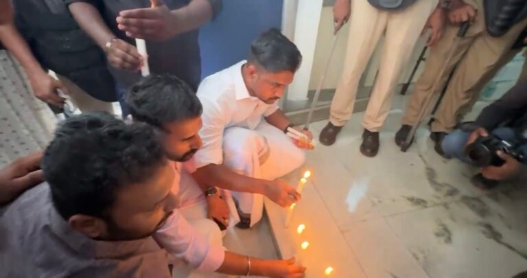 അപ്രഖ്യാപിത പവർക്കട്ട്; കണ്ണൂർ വൈദ്യുതി ഭവനിലേക്ക് യൂത്ത് കോൺഗ്രസിന്റെ മെഴുകുതിരി സമർപ്പണ സമരം
