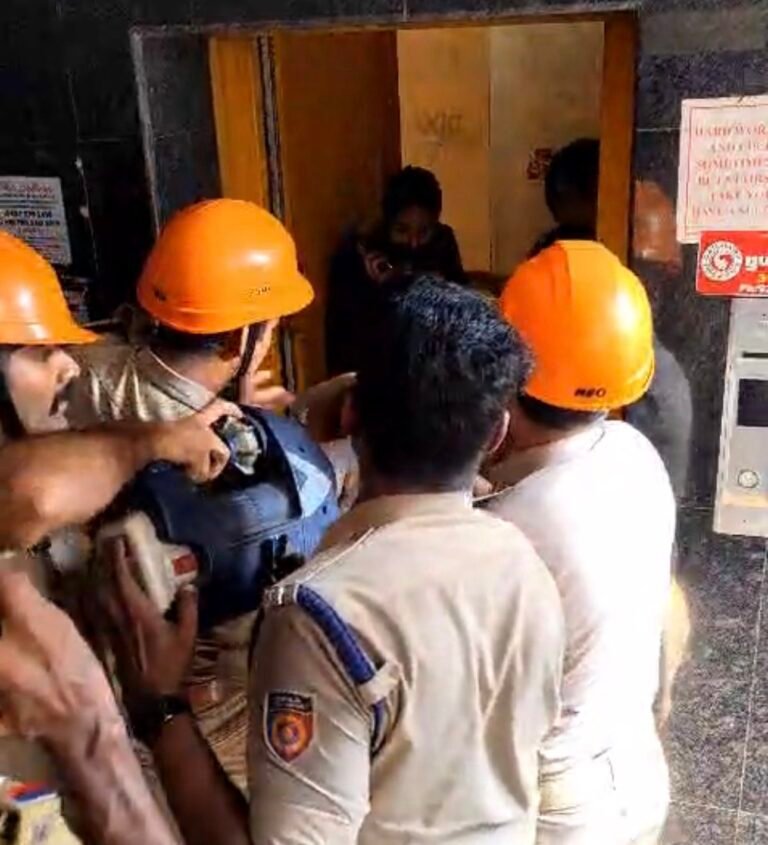 കാൽടെക്സിൽ ലിഫ്റ്റിൽ കുടുങ്ങിയ രണ്ട് യുവതികളെ ഫയർഫോഴ്സ് സാഹസികമായി രക്ഷപ്പെടുത്തി
