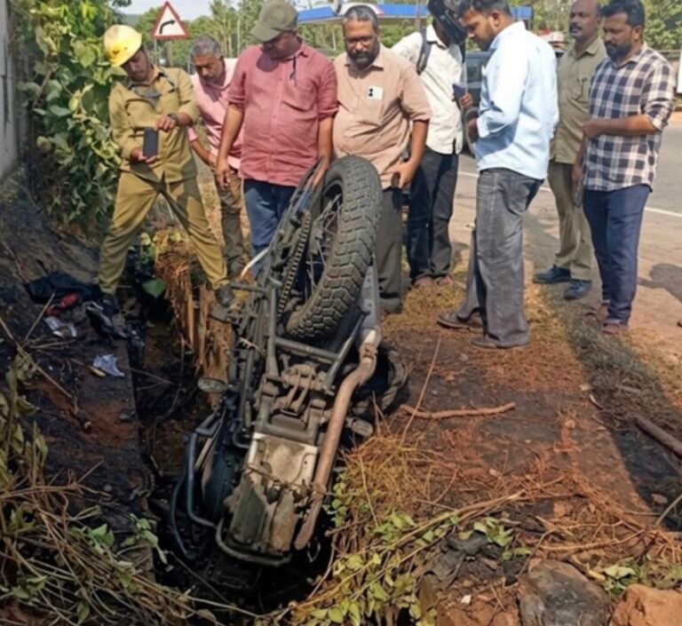 മട്ടന്നൂരിൽ നിയന്ത്രണം വിട്ട ബൈക്ക് വൈദ്യുതി തൂണിലിടിച്ച് കത്തിനശിച്ചു; യാത്രക്കാരന് ഗുരുതര പരിക്ക്