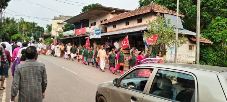 ഉത്തരേന്ത്യൻ തൊഴിലാളി പ്രക്ഷോഭത്തിന് ഐക്യദാർഢ്യം; ലേബർ കോഡ് കത്തിച്ച് കുറ്റ്യാട്ടൂരിൽ സി.ഐ.ടി.യു പ്രതിഷേധം