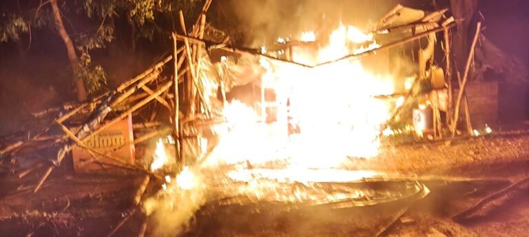 പരിയാരം മെഡിക്കൽ കോളേജിന് സമീപം പെട്ടിക്കടകൾക്ക് തീപിടിച്ചു; രണ്ട് കടകൾ പൂർണ്ണമായും കത്തിനശിച്ചു