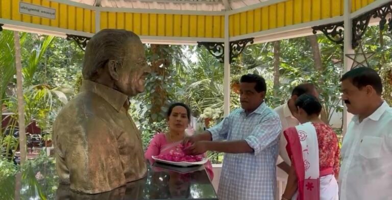 കോടിയേരിയുടെ വീട്ടിൽ സന്ദർശനം നടത്തി ടി കെ ഗോവിന്ദനും കുടുംബവും, പ്രതിമയിൽ പുഷ്പാർച്ചന നടത്തി, കുടുംബവുമായി കൂടിക്കാഴ്ച്ച നടത്തി