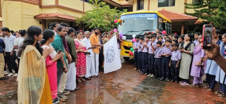 സ്കൂൾബസിൻ്റെ ഫ്ലാഗ് ഓഫും വിജയോത്സവവും എംഎൽഎ നിർവഹിച്ചു