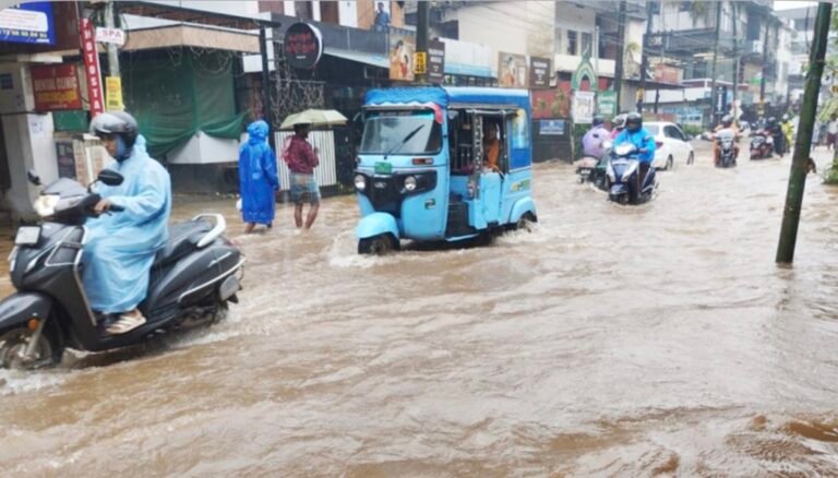 സംസ്ഥാനത്ത് കനത്ത മഴ തുടരുന്നു;, 12 ജില്ലകളിൽ ഇന്ന് അവധി