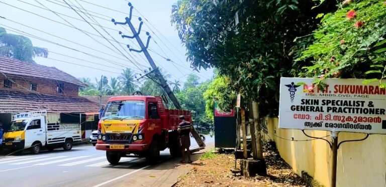 കണ്ണപുരം മൊട്ടമ്മലിൽ ടിപ്പർ ലോറിയിടിച്ച് വൈദ്യുത തൂൺ തകർന്നു