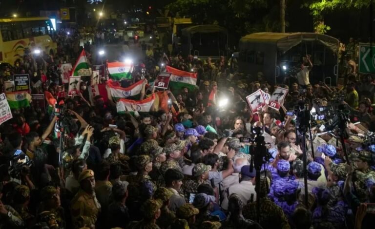 നിരോധനാജ്ഞയും വിലക്കും കാറ്റിൽപ്പറത്തി തിരംഗ മാർച്ച്; സമരക്കാരെ കസ്റ്റഡിയിലെടുത്ത് പോലീസ്, പ്രതിഷേധം തുടരുമെന്ന് സിജെപി